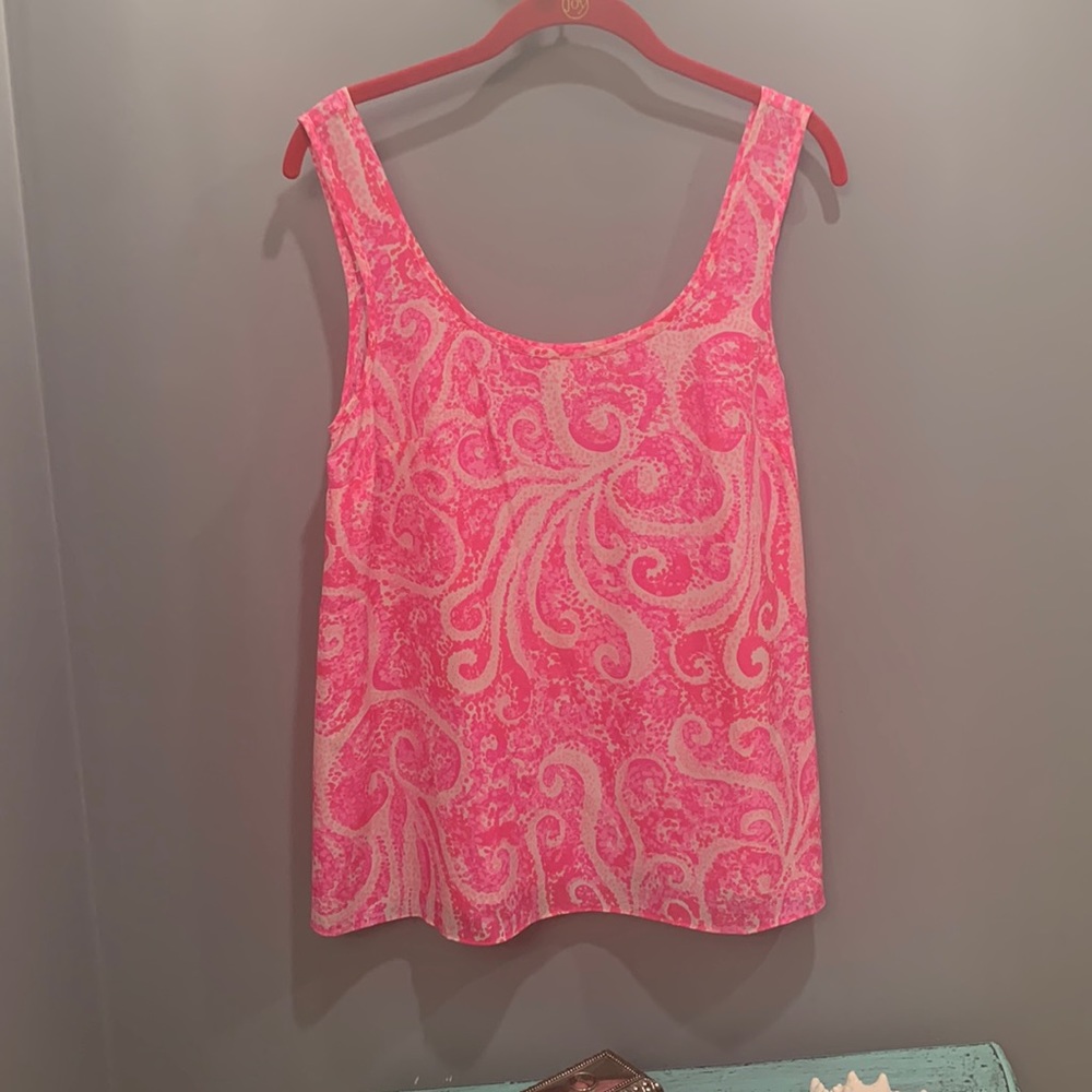 Lilly Pulitzer pink silk small top
Never washed never worn